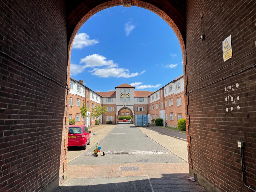 Lot: 3 - LEASEHOLD RESIDENTIAL INVESTMENT -